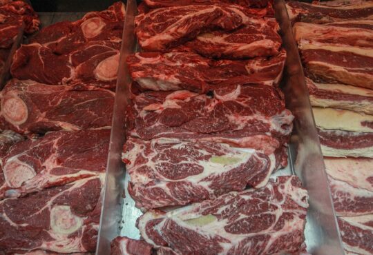 Movimentação em açougue do mercado público no centro de porto alegre (rs)