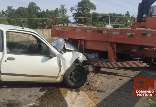 Carro bate em traseira de caminhão cópia