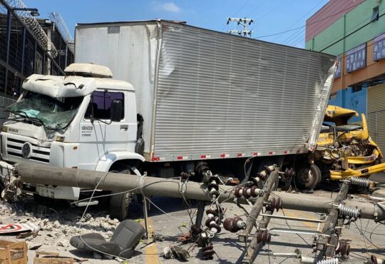 Batida caminhões sorocaba