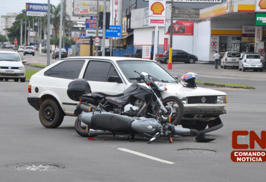 Carro colide em duas motos