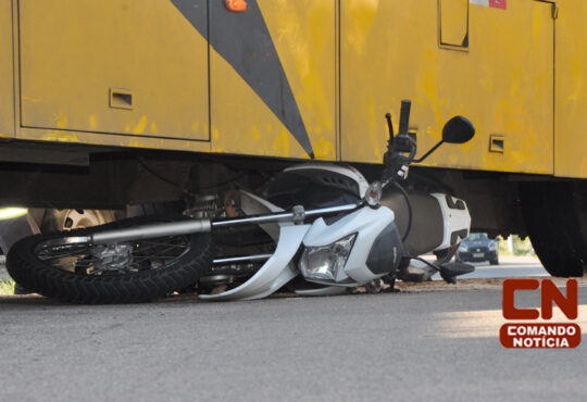 Moto debaixo de onibus 8