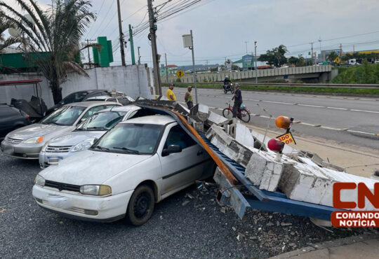 Muro cai atinge carros