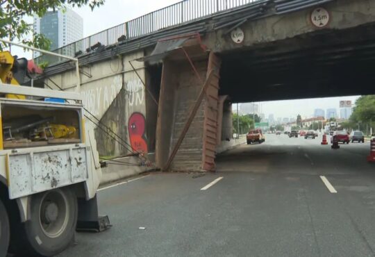 Caçamba bate em ponte sp