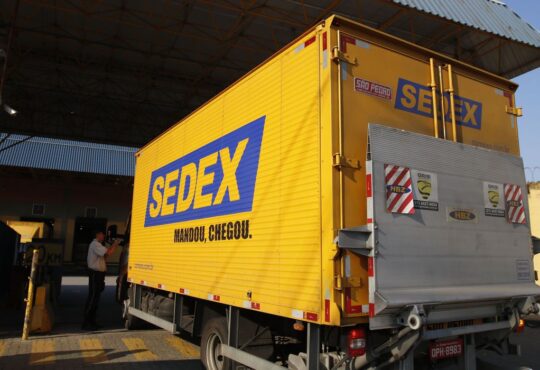 Movimento no centro de tratamento de encomendas dos correios, em benfica