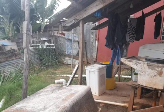 Crianças abandonadas em tanque