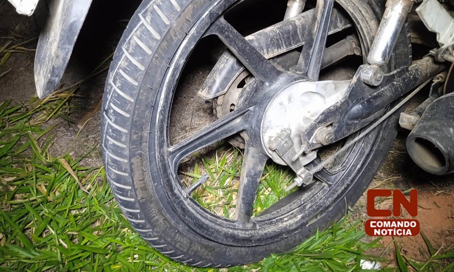 Motociclista e garupa caem de moto após pneu furar na SP-75 – Comando  Notícia