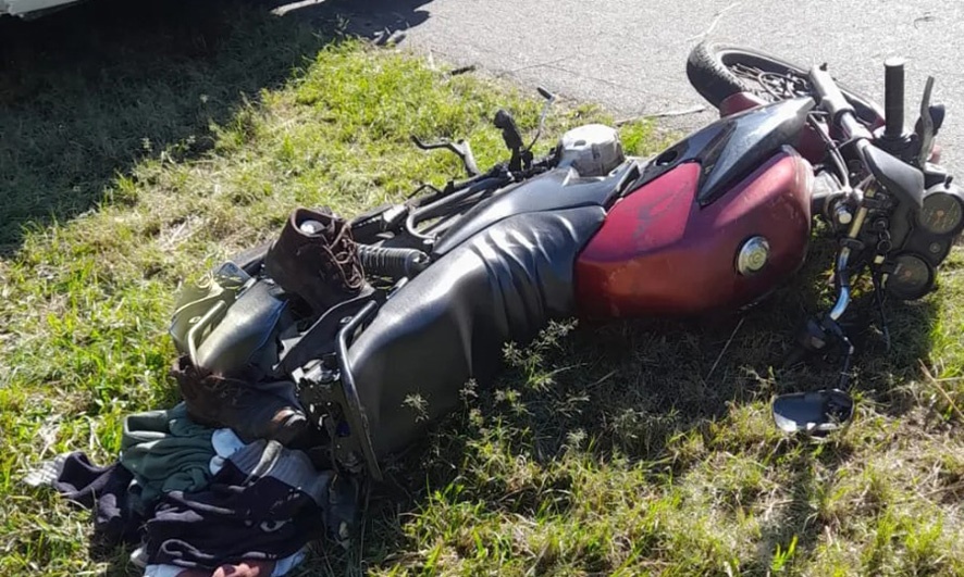 Engavetamento entre carreta-cegonha, caminhões e moto deixa uma