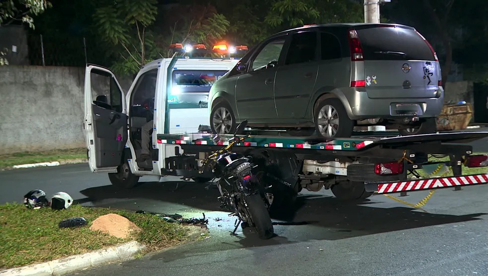 G1 - Motociclista e garupa morrem em acidente entre carro e moto