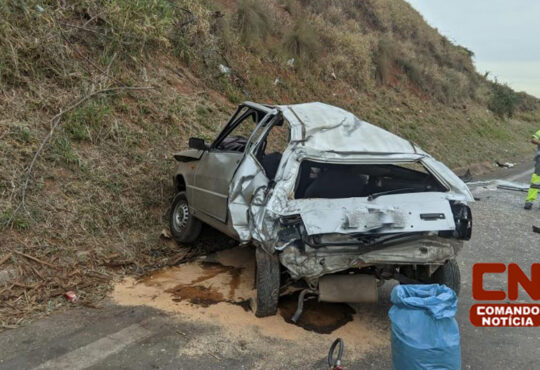 Carro cai de barranco sp 75