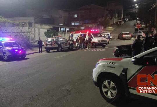Fuga moto bate em veiculo