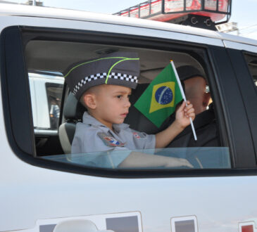 Desfile pm menino