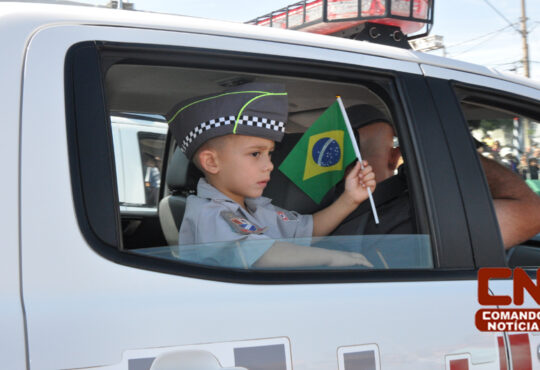 Desfile pm menino