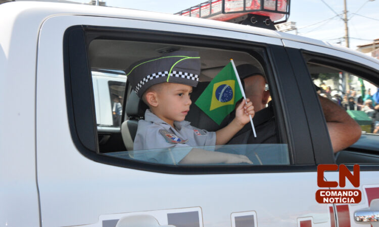 Desfile pm menino