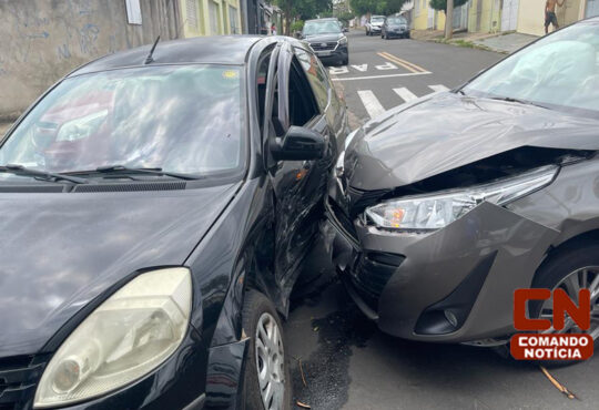 Batida carros rua bela vista