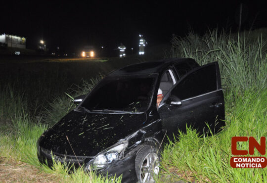Carro cai em vala 4