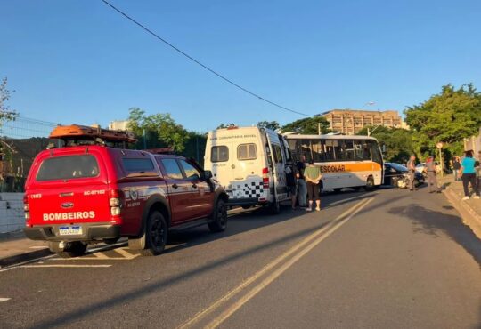 Onibus perde freio mata mulher bianco