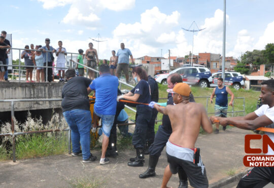 Motoboy cai em corrego 3