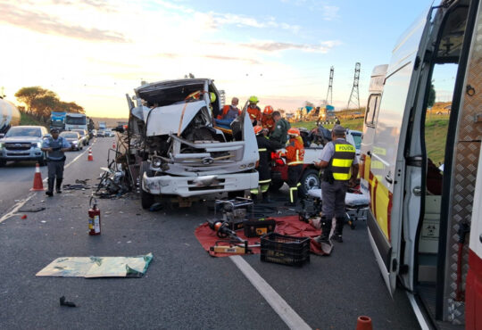 Colisão traseira caminhões bandeirantes cópia