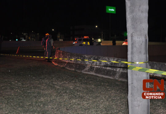 Pai pula de viaduto com filha