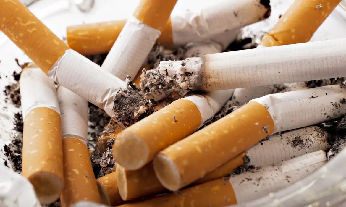 Cigarro absolut vision pixabay