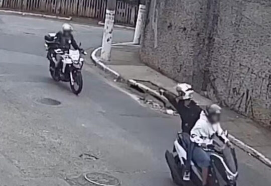 Ladrão aponta arma pm em arrrastão sp cópia