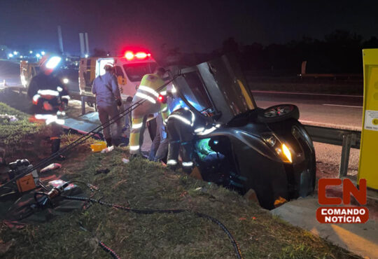 Carro capota com 5 na sp 75