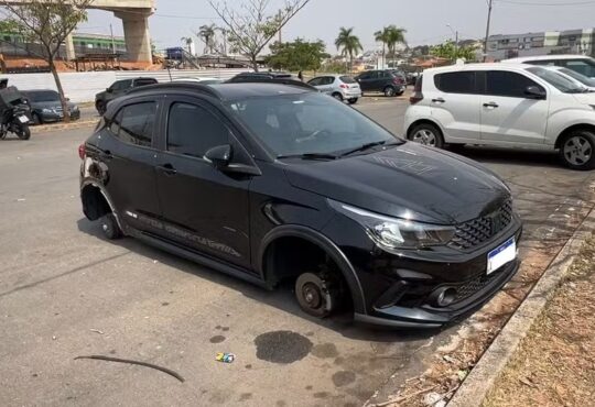 Caaro tem rodas levadas ouro verde jonh espilber