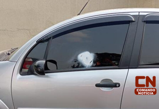 Carro de professores é pinchado no tancredo 3