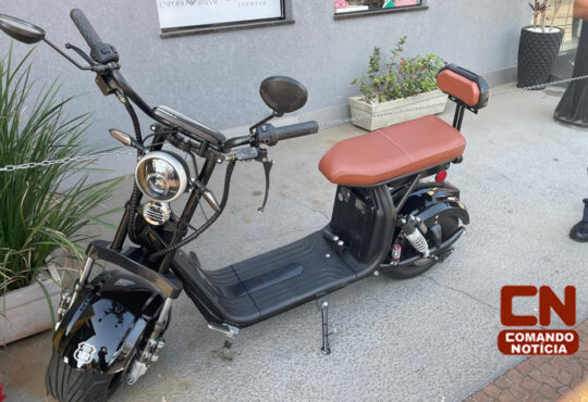 Bicicleta eletrica bate em carro kennedy