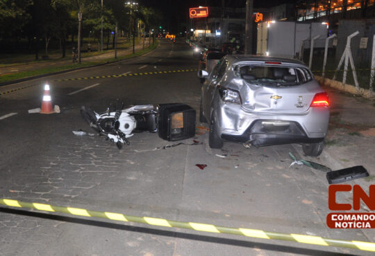 Motoboy colide carro parado