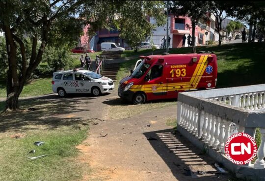 Moto invade pq floresta e atropela pedestre