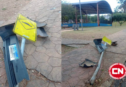 Carro bate em postinho praÇa corolla e foge cópia