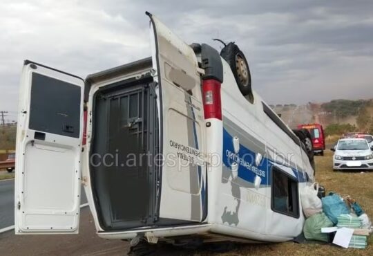 Capotamento de furgão com presos arara artesp