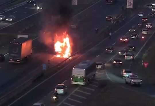 Onibus pega fogo na d pedro campina s