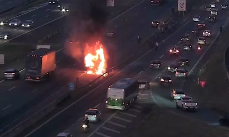 Onibus pega fogo na d pedro campina s