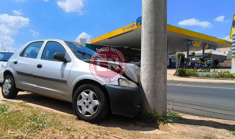 Carro poste fere mÃe e filha