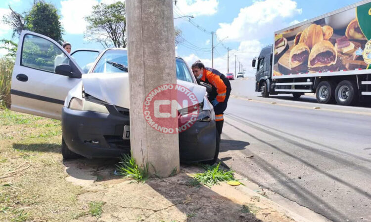 Carro poste fere mÃe e filha 1