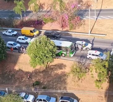 Carro bate em onibus com ladroes em campinas