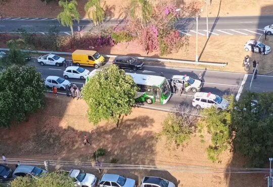 Carro bate em onibus com ladroes em campinas
