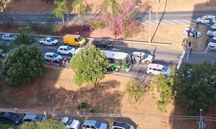 Carro bate em onibus com ladroes em campinas
