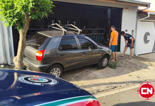 Carro desce rua desgovernado tucano cópia