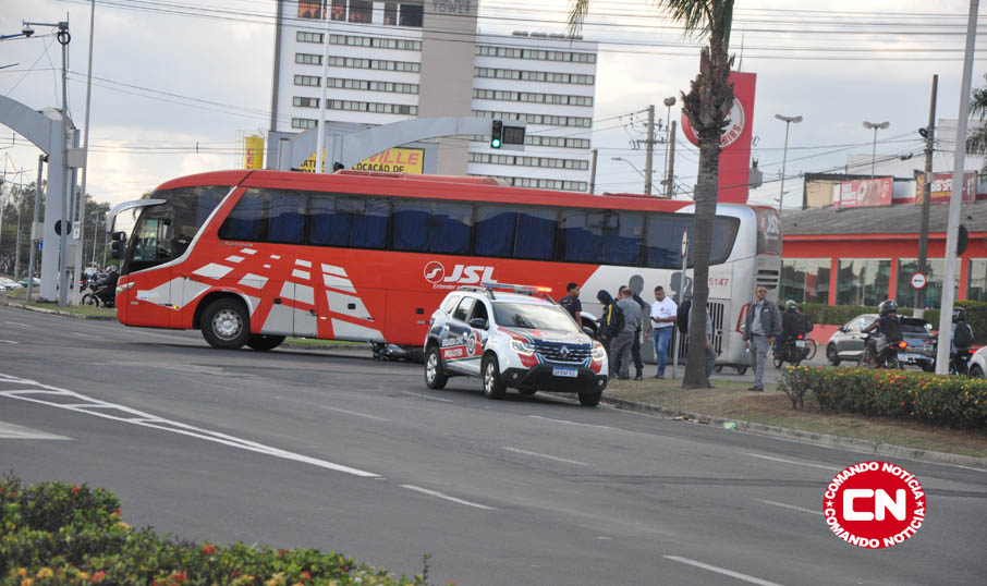 Moto cai embaixo de onibus 2