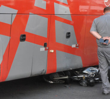 Moto cai embaixo de onibus 3