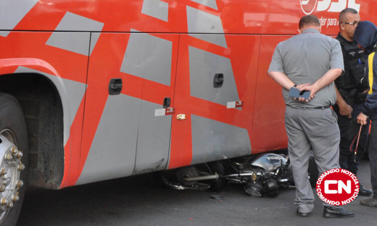 Moto cai embaixo de onibus 3