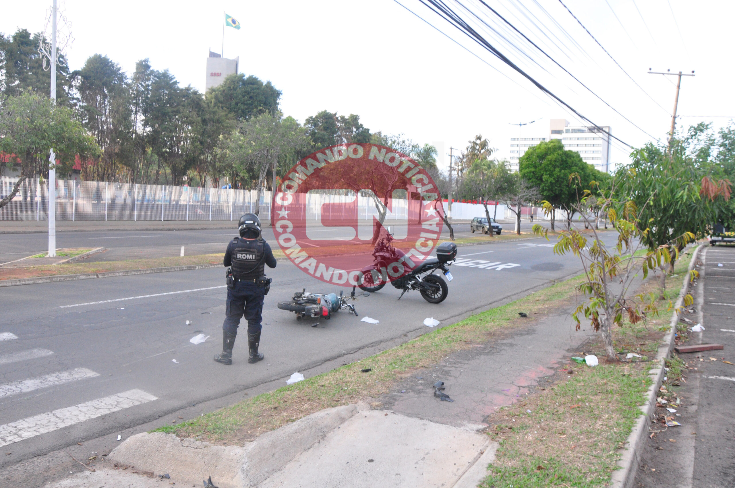 Casal em moto colide poste