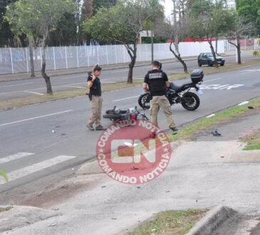 Casal em moto colide poste 1