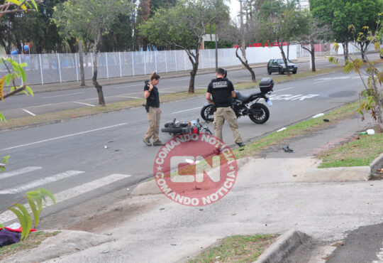 Casal em moto colide poste 1