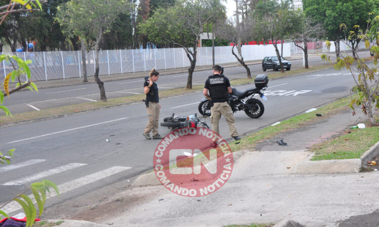 Casal em moto colide poste 1