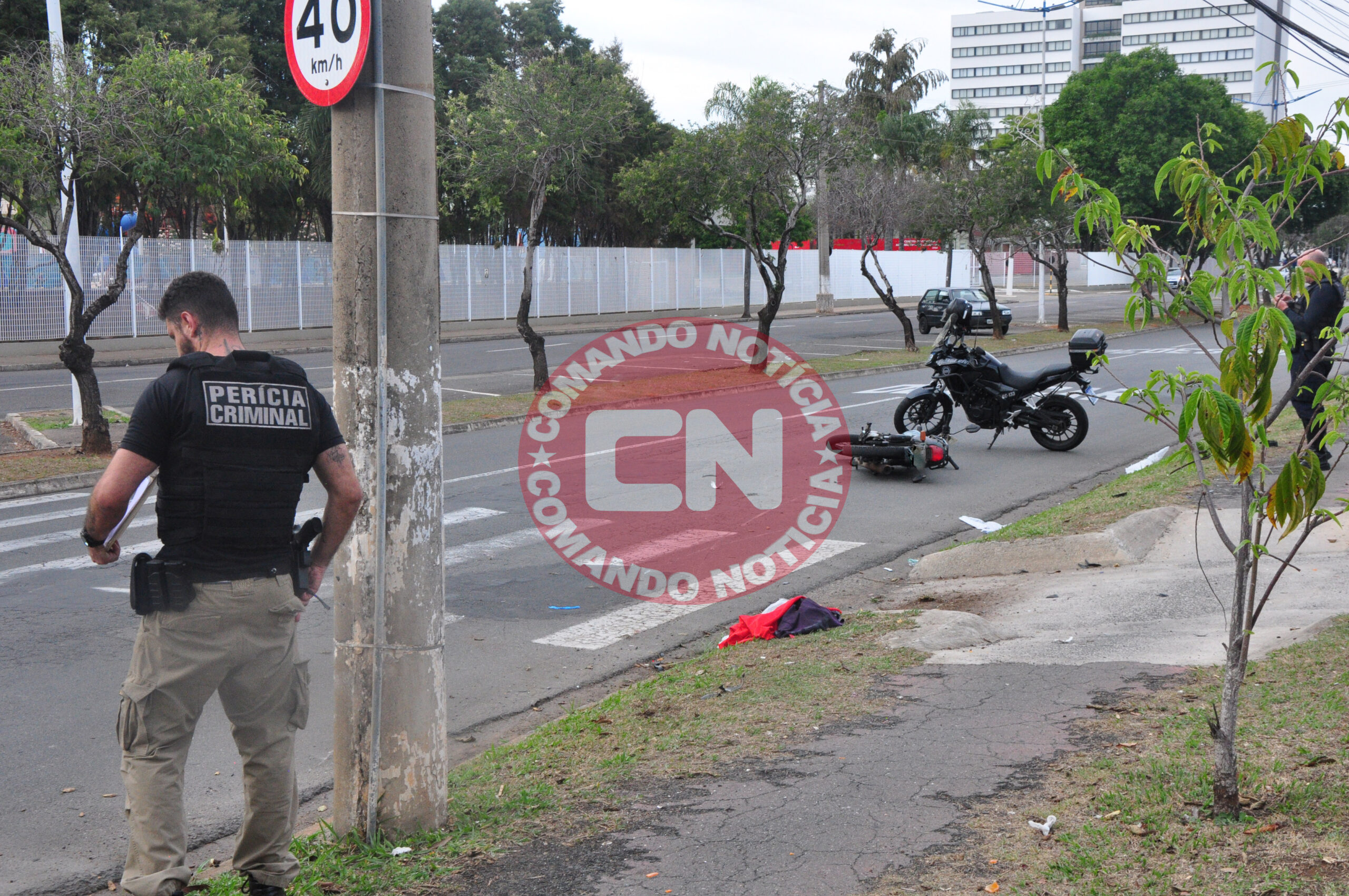 Casal em moto colide poste 2