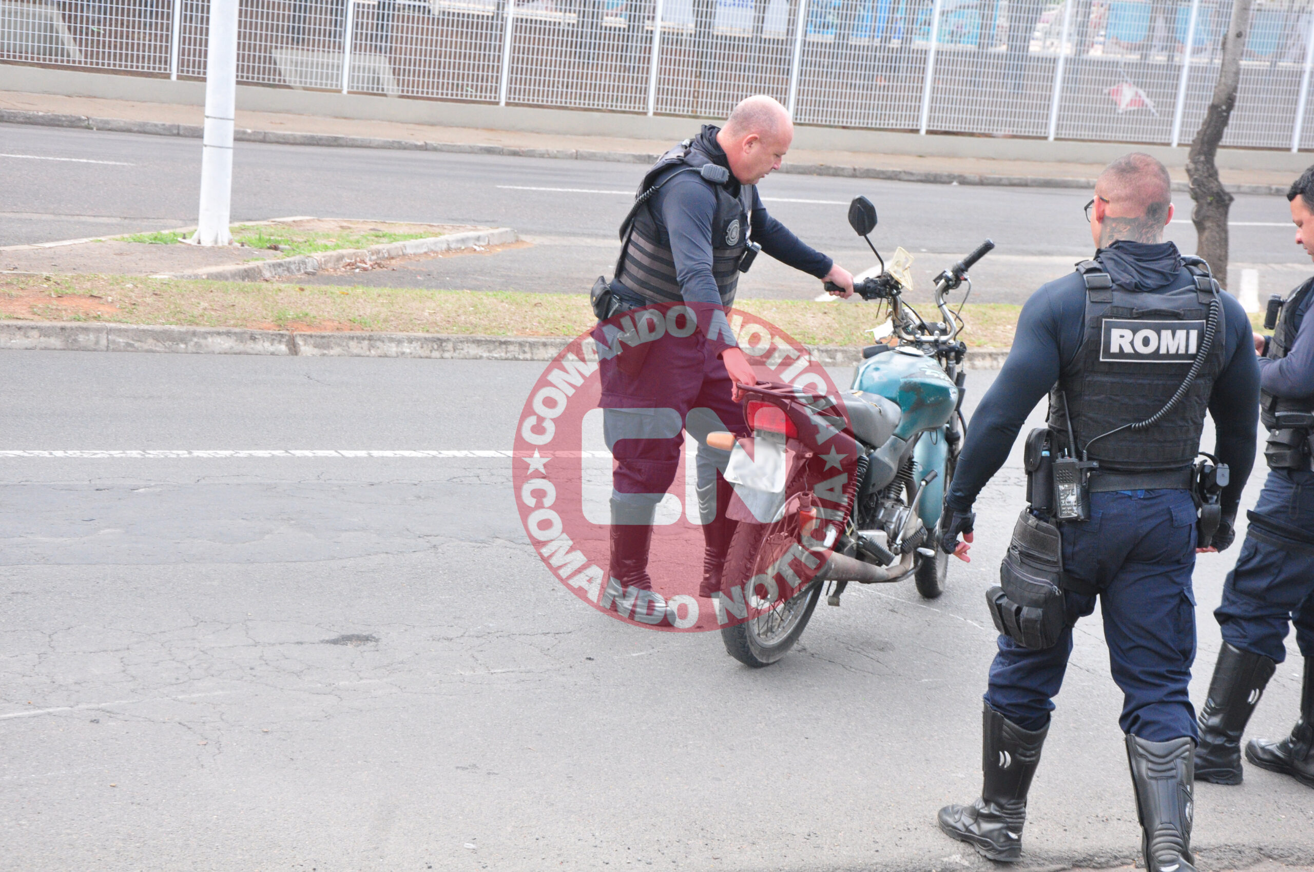 Casal em moto colide poste 3